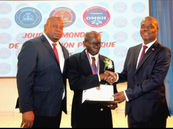 Gustave DENES, employé de la SONAPI, honoré par la Primature pour son engagement exceptionnel