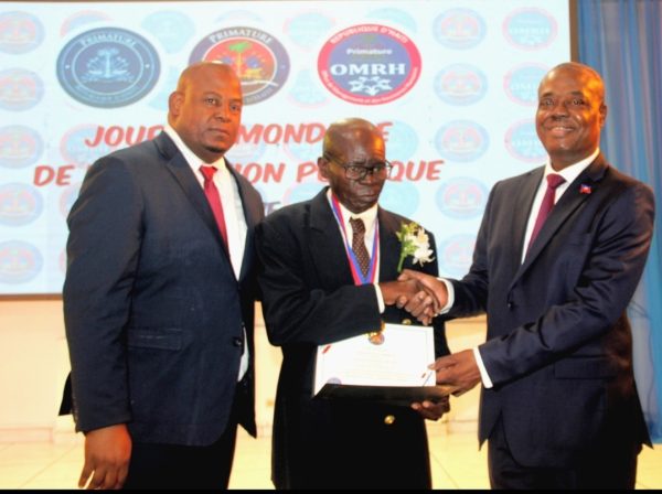 Gustave DENES, employé de la SONAPI, honoré par la Primature